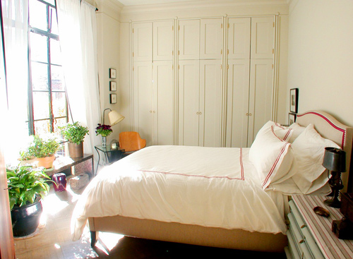 Phòng ngủ có nhiều cây xanh dễ gây ngột ngạt và khó thở khi ngủ
