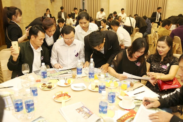 Các chuyên viên kinh doanh Nhat Nam Land tích cực tư vấn, giải đáp thắc mắc cho khách hàng