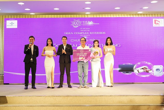 Ông Trần Đình Quốc – Giám đốc khai thác dự án Nhat Nam Land trao giải đặc biệt cho khách hàng may mắn tại sự kiện